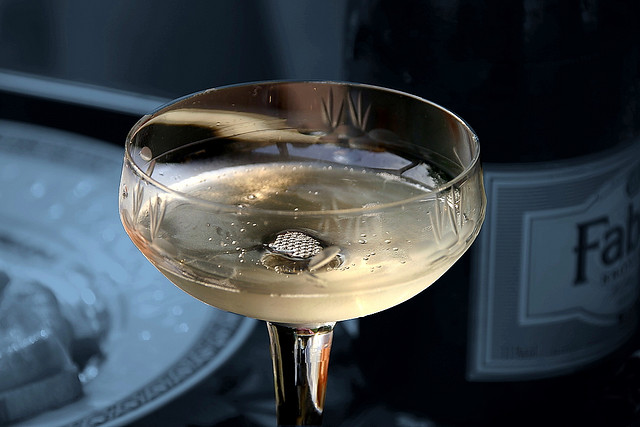 copas de champagne tipo pompadour sobre mesa fondo oscuro