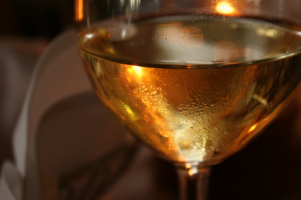 copas de champagne tipo vino blanco con rayo de luz en primer plano fondo oscuro